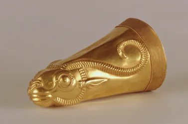 Rhyton em forma de cabeça de gazela, de Hamadan, Irã, século 5 aC (ouro) (ver também 180380)