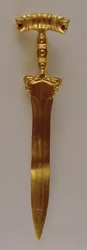 Espada com decoração de punho de cabeça de leão duplo, de Hamadan, Irã (ouro)