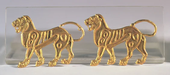Duas seqüências de leões que foram costuradas em vestes cerimoniais, de Hamadan, séculos X.5-IV aC (ouro)