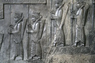 Talha de parede representando a Guarda Real, Tachara, Persepolis, c.6-5º século AC (pedra cinza)
