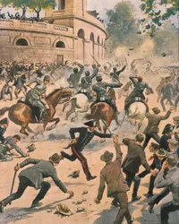 Confrontos em frente à Arena durante greve geral em Milão, ilustração de Achille Beltrame de La Domenica del Corriere, junho de 1914