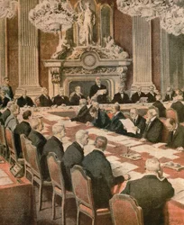 O presidente francês Georges Clemenceau falando na Conferência de Paz de Paris, por Achille Beltrame, ilustração, Ilustrador Achille Beltrame (1871-1945), de La Domenica del Corriere