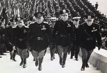 Mussolini em um desfile militar (foto a p/b)