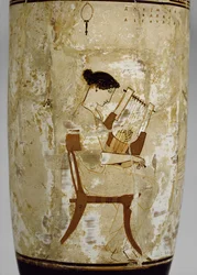 Lekythos branco-chão ático decorado com uma mulher que joga um cithara (terracota vidrada)