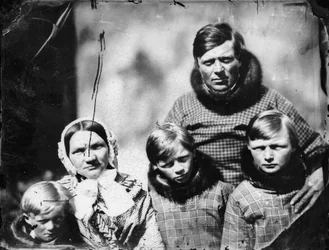 Funcionário dinamarquês (Hans Elberg) e família
