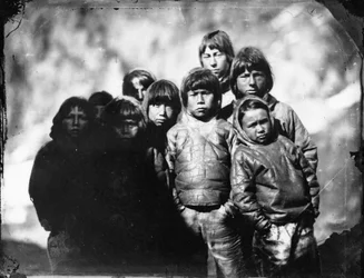 Retrato de grupo de rapazes inuítes