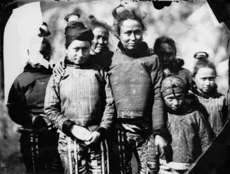 Retrato de grupo de raparigas e mulheres inuítes