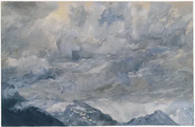 Céu nublado sobre os cumes das montanhas