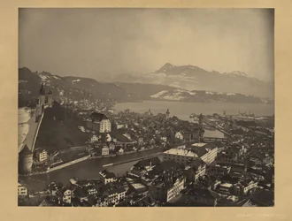 [Lago Lucerna, Suíça].