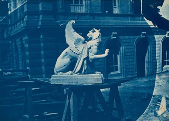 Sculpture de griffon sur un chantier à Marseille (Escultura de um grifo em um canteiro de obras em Marselha)