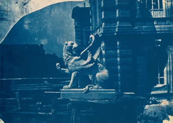 Escultura de um grifo em um canteiro de obras em Marselha (Escultura de um grifo em um canteiro de obras em Marselha)