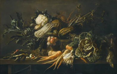 Natureza morta de alcachofra, espargos, couve verde, cebolas, feijões, cenouras e outros legumes, tudo sobre um banco de madeira