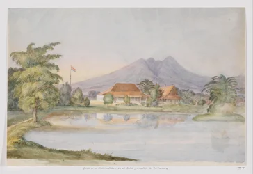 Vista de uma casa com bandeira holandesa e lagoa contra uma montanha, Java Ocidental