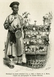 O comerciante de brinquedos bateu num gongo de cobre para chamar a atenção para as suas bonecas, carros, borboletas de seda e apitos, caminhando pela Porta das Flores Orientais do Palácio Imperial, em Pequim. Gravura depois do desenho de A. Marie, para ilu