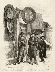 Três agentes funerários em Pekin. Gravura depois do desenho de A. Marie, para ilustrar a viagem a Pequim e ao Norte da China, de T. Choutze, em 1873, publicado em "Le tour du monde" 1876, editado por Edouard Charton, edição Hachette, Paris. Coleção Selva.