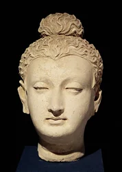 Cabeça de Buda, estilo greco-budista, de Hadda (estuque)