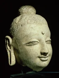Cabeça de um Buda sorridente, estilo greco-budista, do Afeganistão, do século I-IV (estuque)