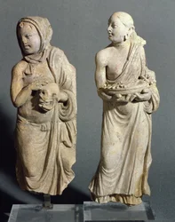 Duas estatuetas de monges em pé, de Hadda, do século I a IV (estuque)