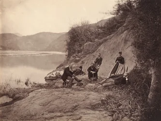 [retrato de grupo perto do mosteiro das chamas presas, tecla F U], esfregar. 1869.