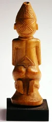 Mulher de joelhos, Congo (marfim) (ver também 225802 & 225803)