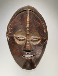 Máscara, Cultura Ngbaka, da República Democrática do Congo (madeira com pigmento)