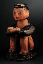 Figura sentada de um homem com uma cabeça, Tsonga, Moçambique, final do século XIX (madeira)