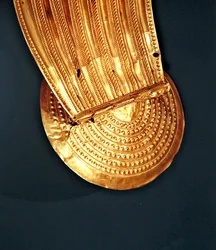Colar, Ardcrony, Condado de Tipperary, Idade do Bronze Final, 800-700 AC (ouro) (detalhe) (ver também 390400)