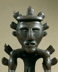 Pré-história: figura guerreira de bronze do Tresor de Galic (Kostroma, Rússia). 1500 AC. Idade do Bronze. Moscou, Museu Histórico do Estado.