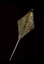 Pré-história: broche de prata incrustado com ouro do Tresor de Borodino (região de Odessa). 1500 AC. Idade do Bronze. Moscou, Museu Histórico do Estado.