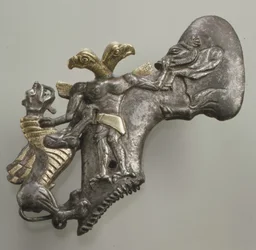 Cabeça de machado de buraco de poço com demônio com cabeça de pássaro, javali e dragão, c. final do terceiro ao início do segundo milênio aC (folha de prata e ouro)