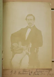 Cirurgião assistente G.B. Hadow, 4º Oude Irr Siege, c.1856-57 (fotografia a preto e branco)