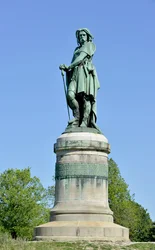 Estátua colossal de Vercingetórix (72-46 a.C.), chefe gaulês. Escultura de Aimé Millet (1819-1891), com 6,60 m de altura, erguida em 1865 na parte ocidental do monte Auxois (pedestal de 7 m de altura de Viollet-le-Duc). Alise-Sainte-Reine, 1865