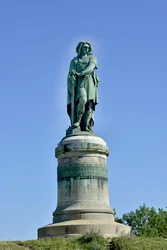 Estátua colossal de Vercingetórix (72-46 a.C.), líder gaulês - Com 6,60 m de altura, erigida em 1865 na parte ocidental do monte Auxois (base de 7 m de altura de Viollet-le-Duc), Alise-Sainte-Reine, 1865