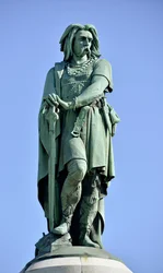 Estátua colossal de Vercingetórix (72-46 a.C.), líder gaulês - Com 6,60 m de altura, erigida em 1865 na parte ocidental do monte Auxois (base de 7 m de altura de Viollet-le-Duc), Alise-Sainte-Reine, 1865