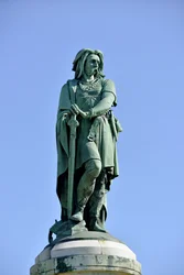 Estátua colossal de Vercingétorix (72-46 a.C.), chefe gaulês - escultura de Aimé Millet (1819-1891), com 6,60 m de altura, erguida em 1865 na parte ocidental do monte Auxois (pedestal de 7 m de altura de Viollet-le-Duc), Alise-Sainte-Reine, 1865