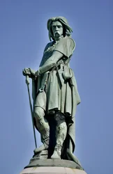 Estátua colossal de Vercingetórix (72-46 a.C.), líder gaulês - Escultura de Aimé Millet (1819-1891), com 6,60 m de altura, erigida em 1865 na parte ocidental do monte Auxois (base de 7 m de altura de Viollet-le-Duc), Alise-Sainte-Reine, 1865