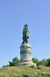 Estátua colossal de Vercingetórix (72-46 a.C.), líder gaulês - Escultura de Aimé Millet (1819-1891), com 6,60 m de altura, erigida em 1865 na parte ocidental do monte Auxois (base de 7 m de altura de Viollet-le-Duc), Alise-Sainte-Reine, 1865