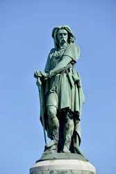 Estátua colossal de Vercingétorix (72-46 a.C.), chefe gaulês. Escultura de Aimé Millet (1819-1891), com 6,60 m de altura, erguida em 1865 na parte ocidental do monte Auxois (pedestal de 7 m de altura de Viollet-le-Duc). Alise-Sainte-Reine, 1865.