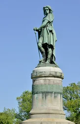 Estátua colossal de Vercingétorix (72-46 a.C.), chefe gaulês. Escultura de Aimé Millet (1819-1891), com 6,60 m de altura, erguida em 1865 na parte ocidental do monte Auxois (pedestal de 7 m de altura de Viollet-le-Duc). Alise-Sainte-Reine, 1865.