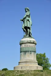 Estátua colossal de Vercingétorix (72-46 a.C.), chefe gaulês. Escultura de Aimé Millet (1819-1891), com 6,60 m de altura, erigida em 1865 na parte ocidental do monte Auxois, com uma base de 7 m de altura de Viollet-le-Duc. Alise-Sainte-Reine, 1865