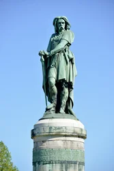 Estátua colossal de Vercingétorix (72-46 a.C.), chefe gaulês. Escultura de Aimé Millet (1819-1891), com 6,60 m de altura, erguida em 1865 na parte ocidental do Mont Auxois (pedestal de 7 m de altura de Viollet-le-Duc). Alise-Sainte-Reine, 1865