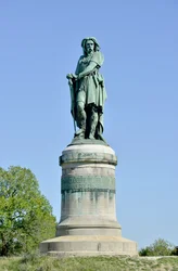 Estátua colossal de Vercingétorix (72-46 a.C.), chefe gaulês - escultura de Aimé Millet (1819-1891), com 6,60 m de altura, erguida em 1865 na parte ocidental do monte Auxois (base de 7 m de altura por Viollet-le-Duc), Alise-Sainte-Reine, 1865