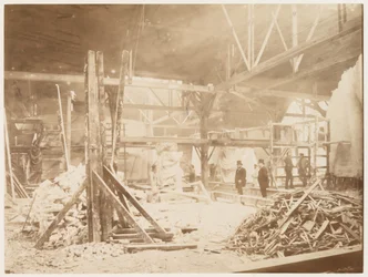 Oficina de Bartholdi, com modelos da Estátua da Liberdade ao fundo, Paris, 1883