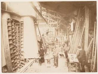 Homens trabalhando durante a construção da Estátua da Liberdade, Paris, 1883
