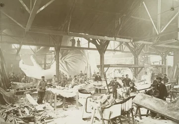 Homens em uma oficina martelando folhas de cobre para a construção da Estátua da Liberdade, 1883