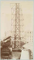Andaimes para a assembléia da Estátua da Liberdade, a cabeça mostrada à esquerda, Paris, 1883