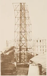 Andaimes para a assembléia da Estátua da Liberdade, a cabeça mostrada à esquerda, Paris, 1883