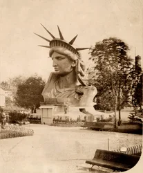 A cabeça da Estátua da Liberdade exposta em Paris em 1883