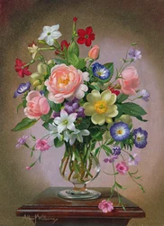 Rosas, peônias e frésias em um vaso de vidro