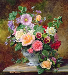 Rosas, amores-perfeitos e outras flores num vaso